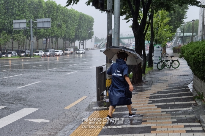 [산업VIEW] 폭우 속 서울 도심 - 산업종합저널 동향