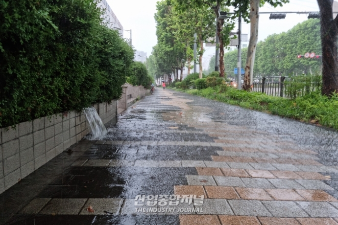[산업VIEW] 폭우 속 서울 도심 - 산업종합저널 동향