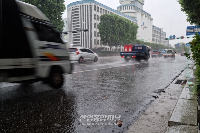 [산업VIEW] 폭우 속 서울 도심 - 산업종합저널 동향
