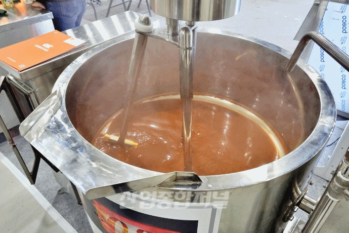 [움짤뉴스] 침전물 분리되지 않도록 솥 안 휘젓는 ‘회전 교반기’ - 산업종합저널 기계