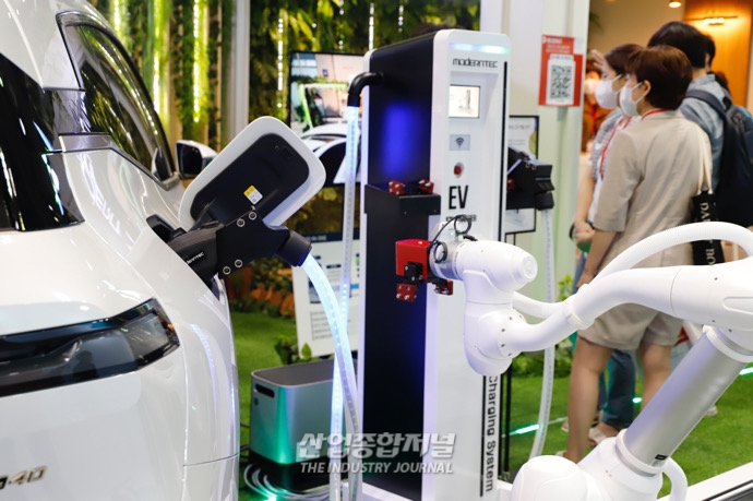[산업VIEW] 전기차 충전하는 협동로봇 - 산업종합저널 전시회