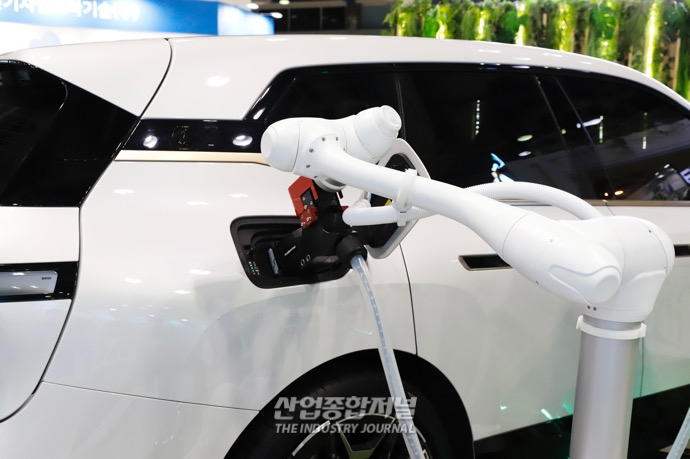 [산업VIEW] 전기차 충전하는 협동로봇 - 산업종합저널 전시회