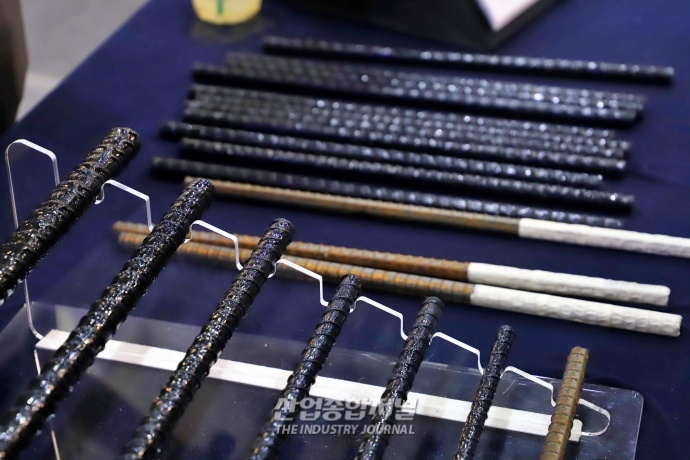 [산업VIEW] 유리 및 탄소섬유로 제작한 ‘콘크리트 보강근’ - 산업종합저널 전시회