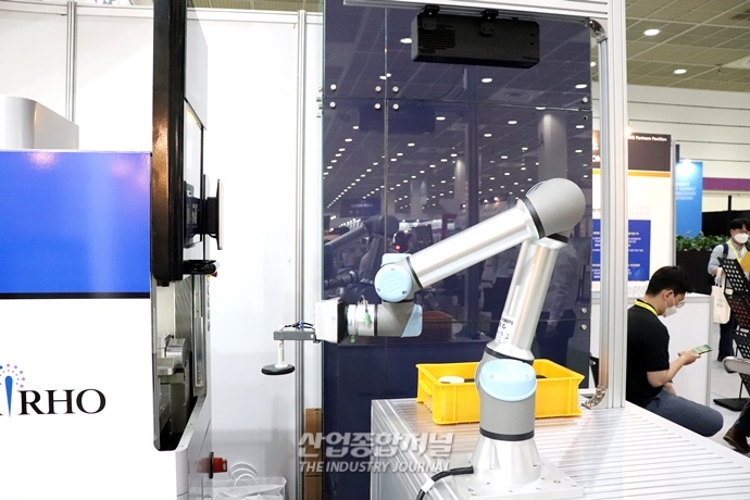 [산업VIEW]비전카메라와 로봇팔의 협동…머신텐딩 시스템 - 산업종합저널 로봇