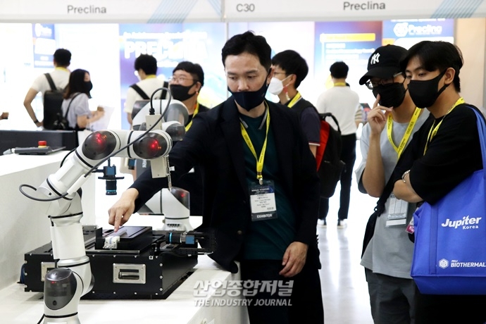 [산업VIEW]정밀 작업으로 연구 신뢰도 높이는 AI로봇 - 산업종합저널 로봇