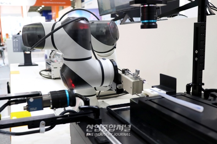 [산업VIEW]정밀 작업으로 연구 신뢰도 높이는 AI로봇 - 산업종합저널 로봇