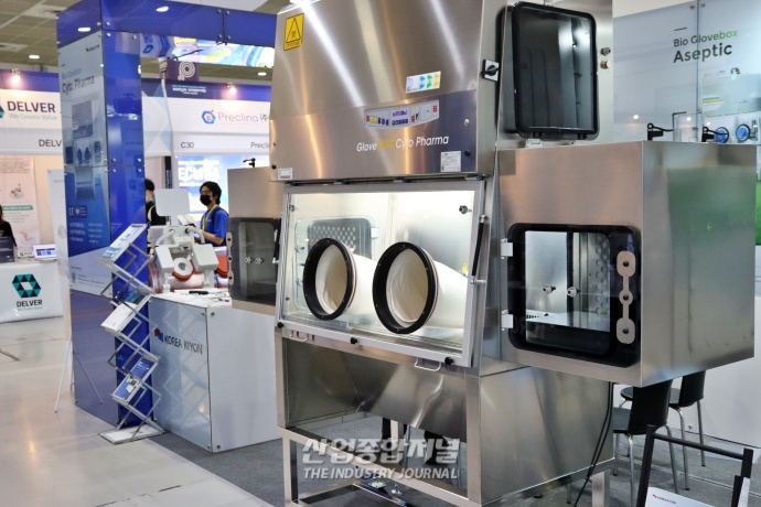 [산업VIEW] 병원 및 실험실서, 위험물질 취급 시 활용하는 ‘그로브 박스’ - 산업종합저널 전시회
