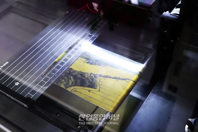 "접었다 폈다"…신축성 디스플레이 내구성 평가 설비 - 산업종합저널 전시회