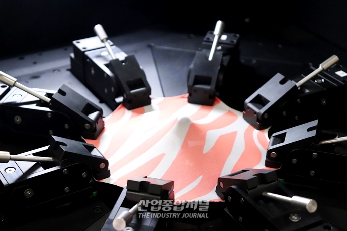 "접었다 폈다"…신축성 디스플레이 내구성 평가 설비 - 산업종합저널 전시회