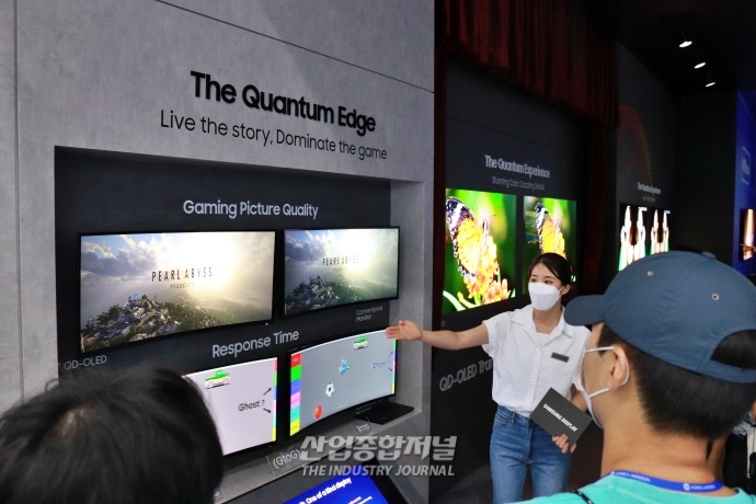 [산업VIEW] 코엑스서, 다양한 디스플레이 관련 제품 살펴보는 관람객들 - 산업종합저널 전시회