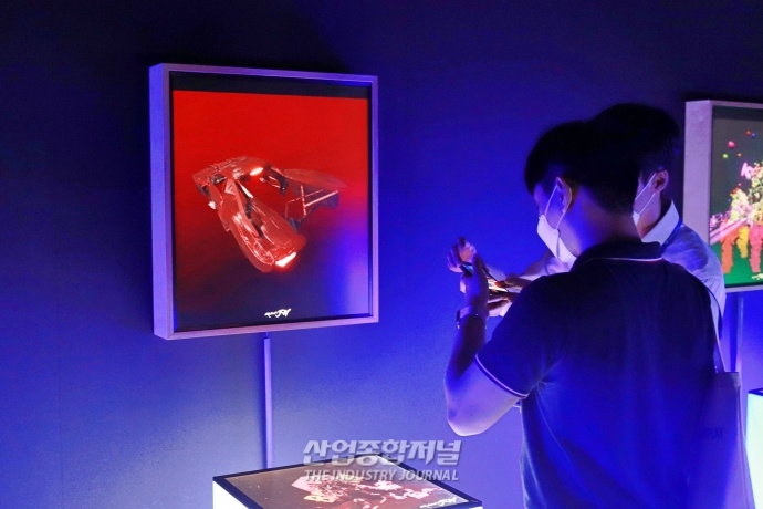 [산업VIEW] 코엑스서, 다양한 디스플레이 관련 제품 살펴보는 관람객들 - 산업종합저널 전시회