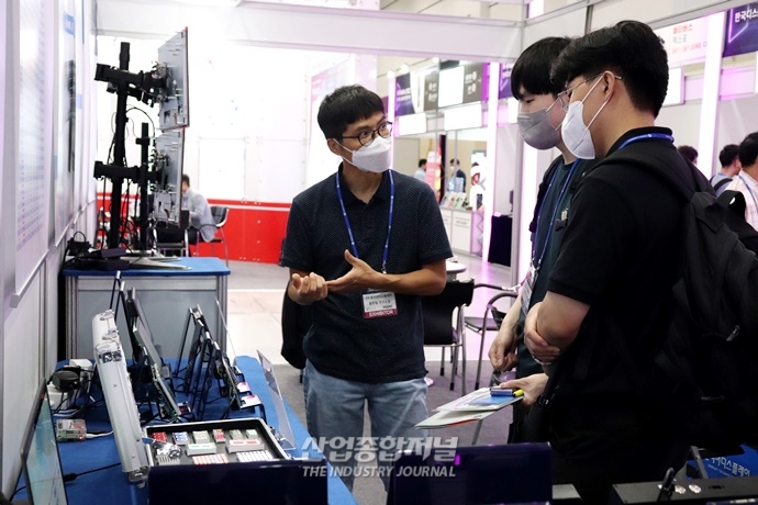 코엑스에 전시된 소형 디스플레이 - 산업종합저널 전시회