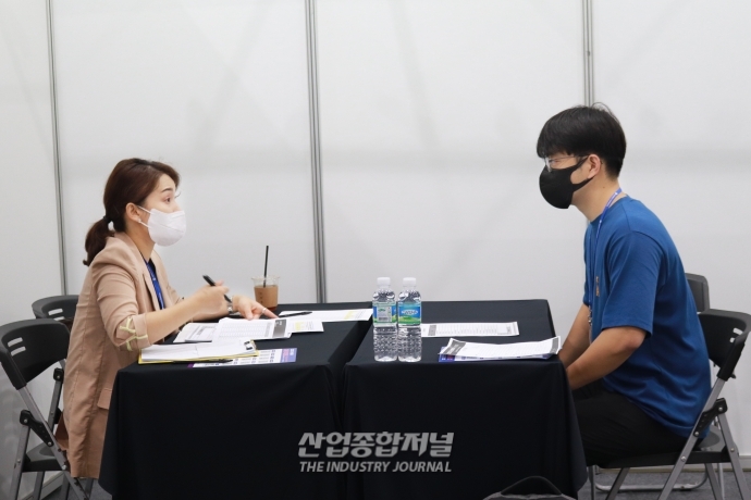 [산업VIEW] 디스플레이 인력종사자 및 관련학과 학생 채용연계 진행 - 산업종합저널 전시회