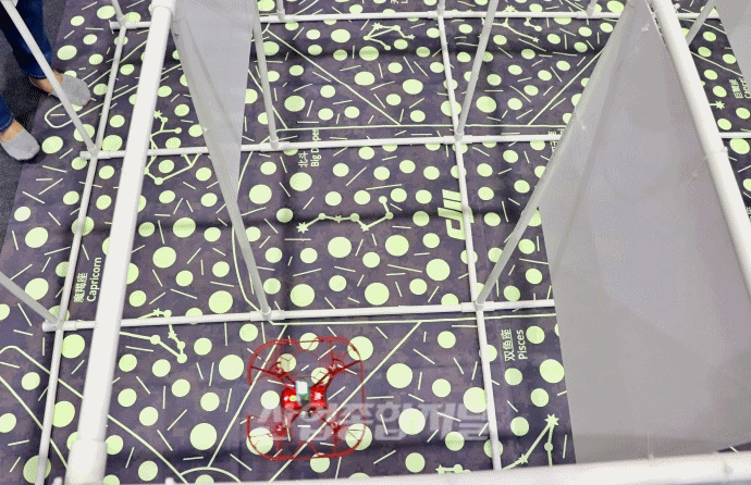 [움짤뉴스] 입력된 코딩 통해 자동으로 미로 통과하는 ‘미니 드론’ - 산업종합저널 전시회