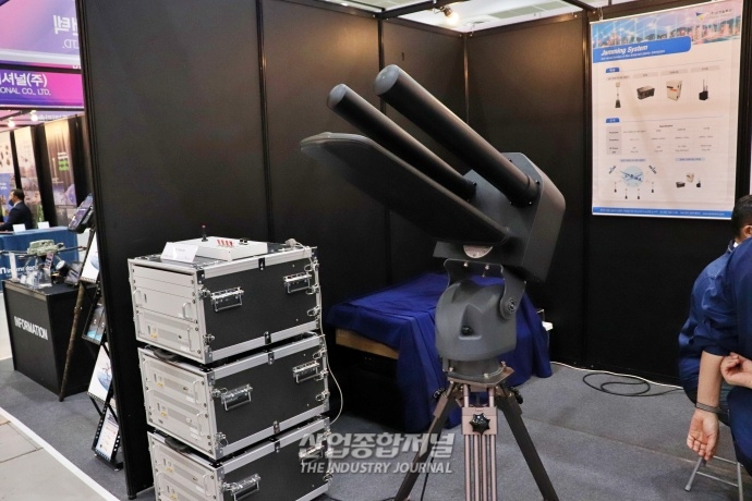[산업VIEW] 불법 드론 감지하는 ‘지상용 안티 드론 레이더’ - 산업종합저널 전시회