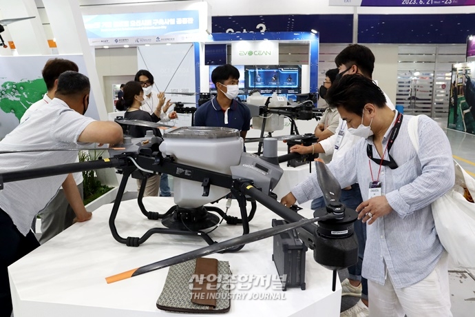 [산업VIEW]인력난 겪는 농촌, 방제용 드론으로 극복 - 산업종합저널 전시회