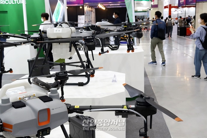 [산업VIEW]인력난 겪는 농촌, 방제용 드론으로 극복 - 산업종합저널 전시회
