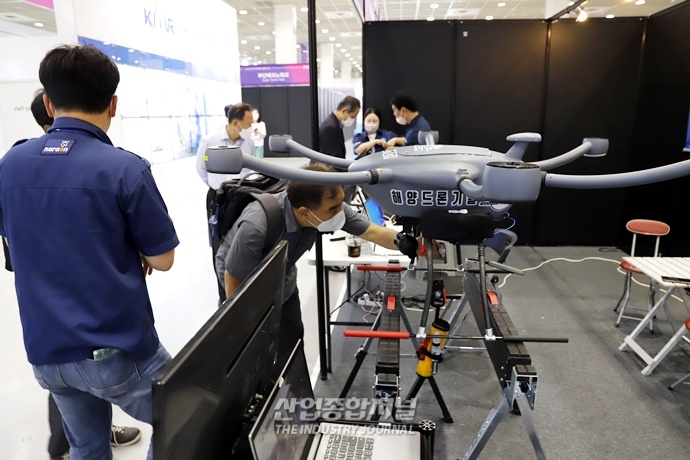 [산업VIEW] 바다 위의 배달원 '해상 배송용 드론' - 산업종합저널 전시회