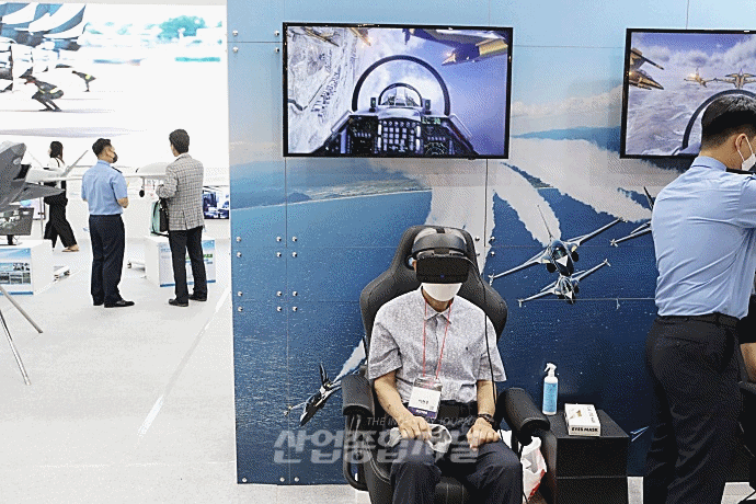 [움짤뉴스] 코엑스에 마련된 가상현실 속 전투기 조종 체험장 - 산업종합저널 전시회