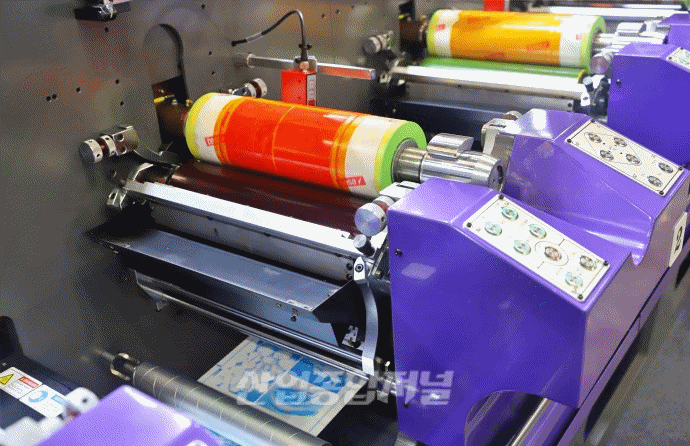 [움짤뉴스] 킨텍스서 컬러 프린팅 시연하는 ‘라벨 인쇄기’ - 산업종합저널 전시회