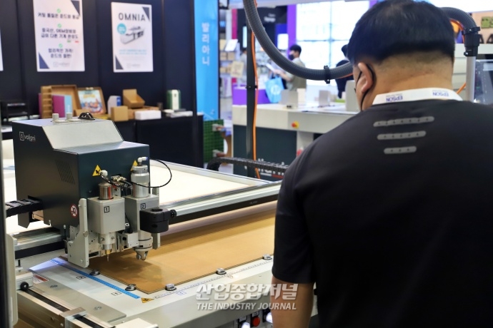 [산업VIEW] 킨텍스서 다양한 인쇄 장비 살펴보는 관람객들 - 산업종합저널 전시회