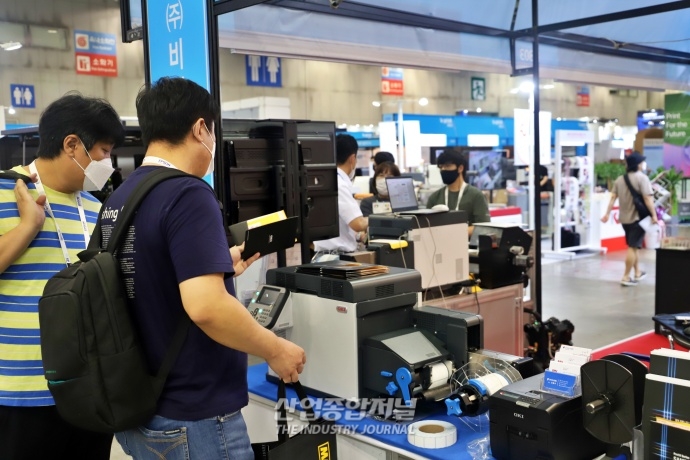 [산업VIEW] 킨텍스서 다양한 인쇄 장비 살펴보는 관람객들 - 산업종합저널 전시회