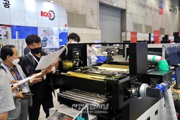[산업VIEW] 킨텍스서 다양한 인쇄 장비 살펴보는 관람객들 - 산업종합저널 전시회