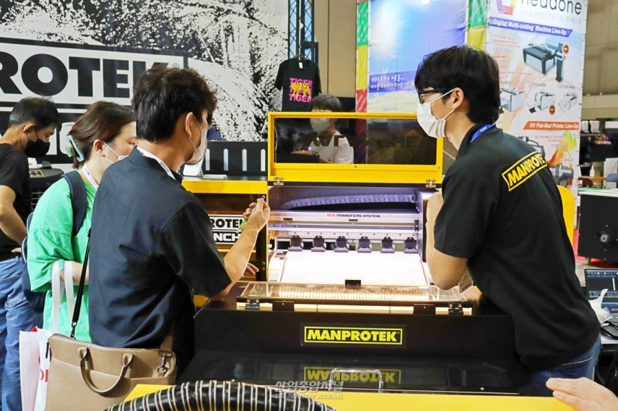 [산업VIEW] 접착부터 건조까지 한 번에, 원단용 프린터 - 산업종합저널 전시회