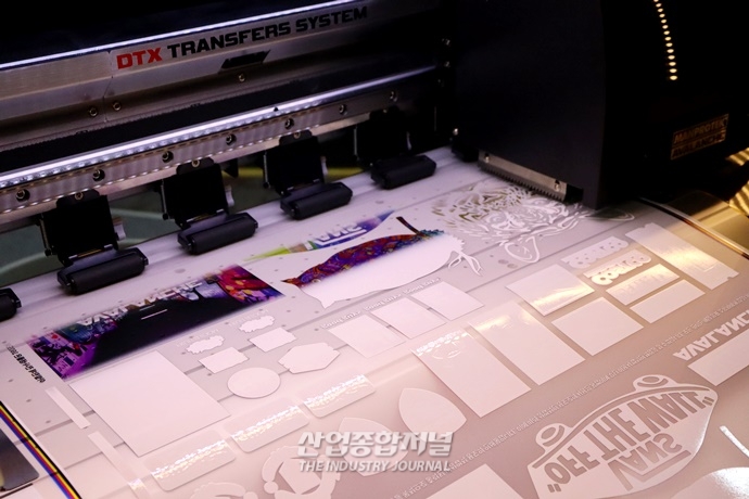 [산업VIEW] 접착부터 건조까지 한 번에, 원단용 프린터 - 산업종합저널 전시회