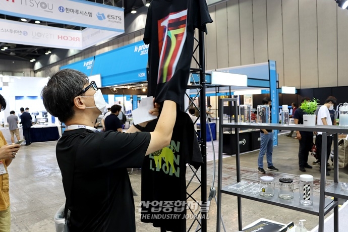 [산업VIEW] 접착부터 건조까지 한 번에, 원단용 프린터 - 산업종합저널 전시회