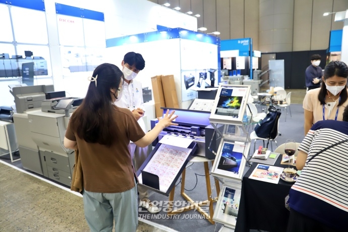 [산업VIEW] 킨텍스서 다양한 인쇄 장비 살펴보는 관람객들 - 산업종합저널 전시회