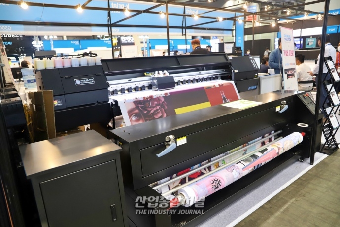 [산업VIEW] K-Print 2022, 프린팅 된 현수막 재활용 방법 선보여 - 산업종합저널 전시회