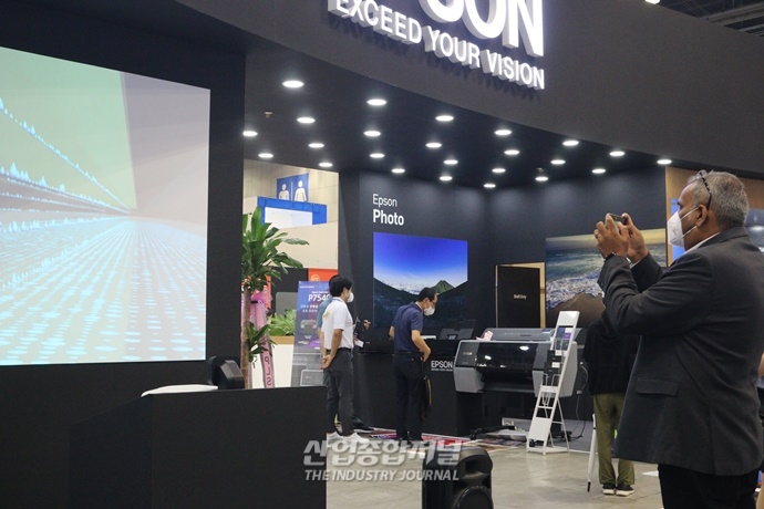 [산업VIEW] ’K-PRINT 2022‘ 방문한 외국인 참관객들 - 산업종합저널 전시회