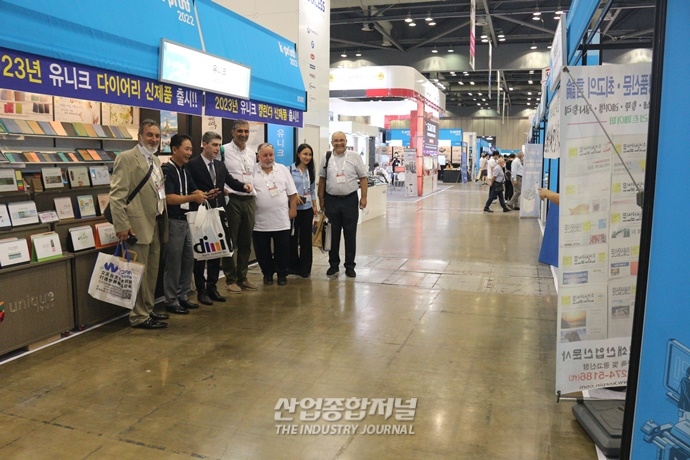 [산업VIEW] ’K-PRINT 2022‘ 방문한 외국인 참관객들 - 산업종합저널 전시회