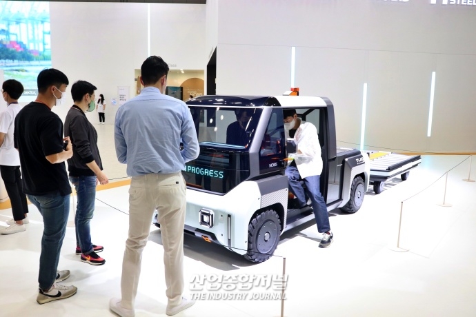 [산업VIEW] 수소연료용 공항 화물 운송 차량에 탑승하는 관람객 - 산업종합저널 전시회
