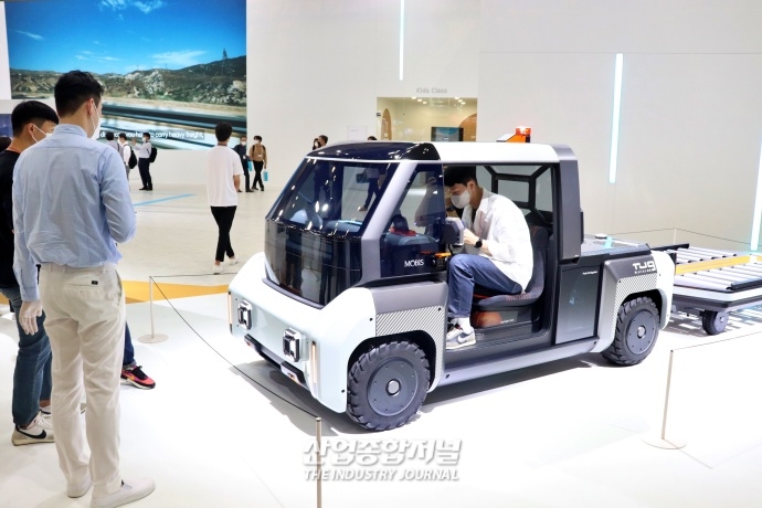 [산업VIEW] 수소연료용 공항 화물 운송 차량에 탑승하는 관람객 - 산업종합저널 전시회