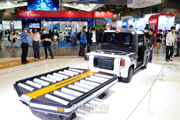 [산업VIEW] 수소연료용 공항 화물 운송 차량에 탑승하는 관람객 - 산업종합저널 전시회