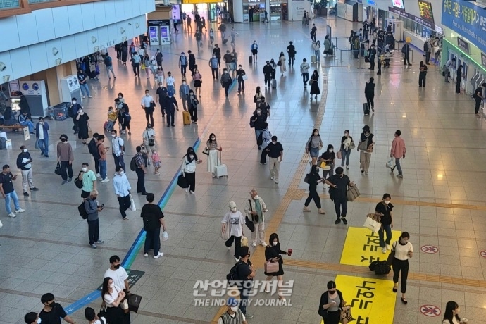 [산업VIEW] 한가위 앞둔 서울역, 귀성객들로 북적 - 산업종합저널 기타