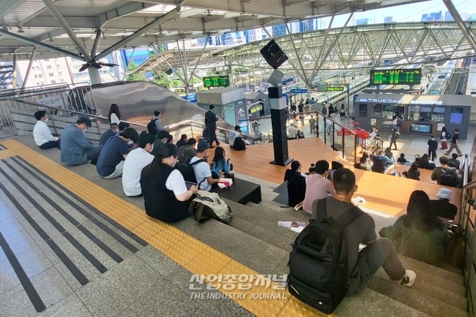 [산업VIEW] 한가위 앞둔 서울역, 귀성객들로 북적 - 산업종합저널 기타