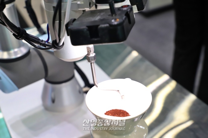 IT기술 적용한 협동로봇...다양한 커피 추출 방식 가능 - 산업종합저널 로봇