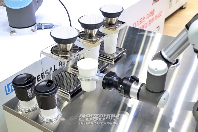IT기술 적용한 협동로봇...다양한 커피 추출 방식 가능 - 산업종합저널 로봇