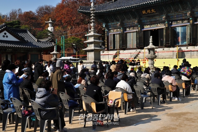 염원을 담은 기도 중인 수험생 자녀를 둔 부모들 - 산업종합저널 동향