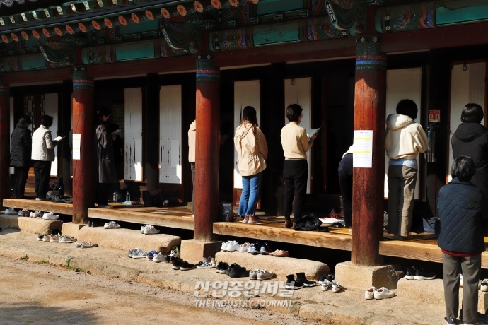 염원을 담은 기도 중인 수험생 자녀를 둔 부모들 - 산업종합저널 동향