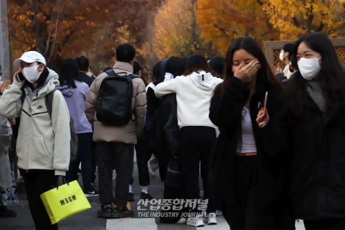 '초조한 기다림'… 2023 대학수학능력시험 종료 - 산업종합저널 동향