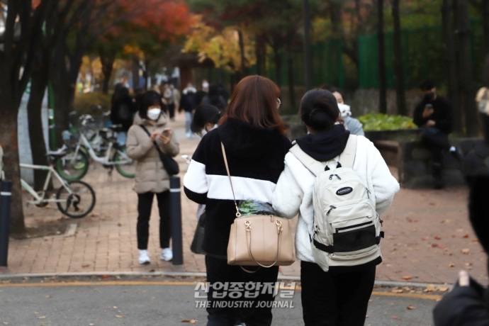'초조한 기다림'… 2023 대학수학능력시험 종료 - 산업종합저널 동향