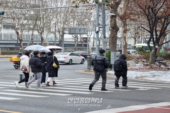 [산업VIEW] 대설 앞두고 눈 내리는 아침 - 산업종합저널 동향