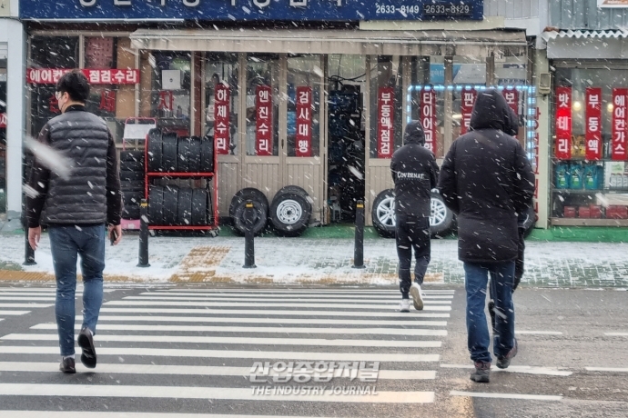 [산업VIEW] 대설 앞두고 눈 내리는 아침 - 산업종합저널 동향