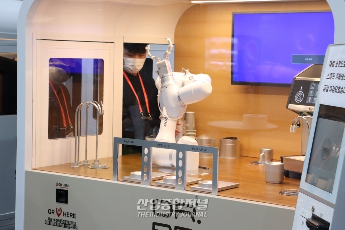 [산업VIEW] 전시장서 등장한 커피 제조 ‘협동로봇’ - 산업종합저널 전시회