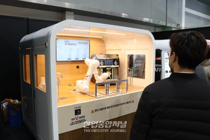 [산업VIEW] 전시장서 등장한 커피 제조 ‘협동로봇’ - 산업종합저널 전시회