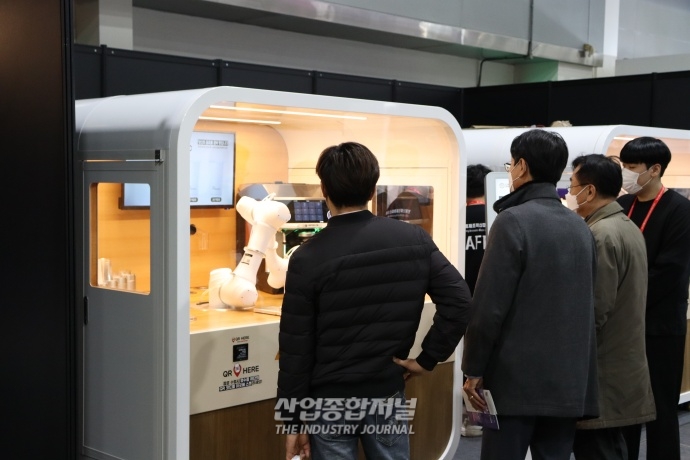 [산업VIEW] 전시장서 등장한 커피 제조 ‘협동로봇’ - 산업종합저널 전시회